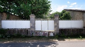 20250625-115212photos.jfg.free.frILCE-7CR-FEPZ16-35mmF4G-18mmF5.6-1-320-iso100-pslucrnctp-FRA-Nouvelle-Aquitaine-16Feuillade_02 #France #Nouvelle-Aquitaine #16 #Feuillade #202506025 #portail #grille #gate #architecture #streetphotography #streetart #photoderue #urbanphotography...