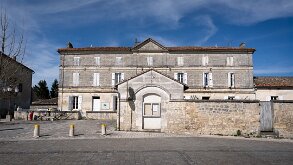 20250318-145125photos.jfg.free.frILCE-7CR-16-28mmF2.8DGDNC_16mmF5.6-1-1250-iso100-pslits-FRA-Nouvelle-Aquitaine-16Soyaux #France #Nouvelle-Aquitaine #16 #Soyaux #20250318 # BâtimentAncien #BuildingOld #architecture #streetphotography #streetart #photoderue #urbanphotography...