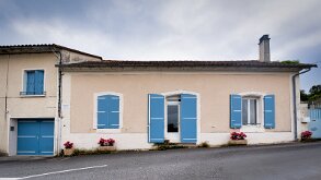 20250604-114904photos.jfg.free.frILCE-7CR-FEPZ16-35mmF4G-17mmF5.6-1-400-iso100-pscrlutp-FRA-Nouvelle-Aquitaine-24LaRochebeaucourt_02 #France #Nouvelle-Aquitaine #24 #LaRochebeaucourt. #20250604 #MaisonBleue #BlueHouse #architecture #streetphotography #streetart #photoderue #urbanphotography...